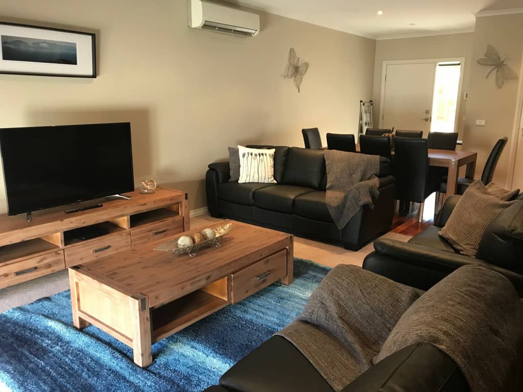 L'Barza S8 lounge accomodation Shepparton apartments
