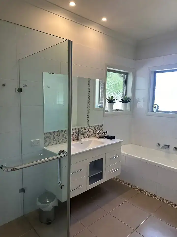 full bathroom 13