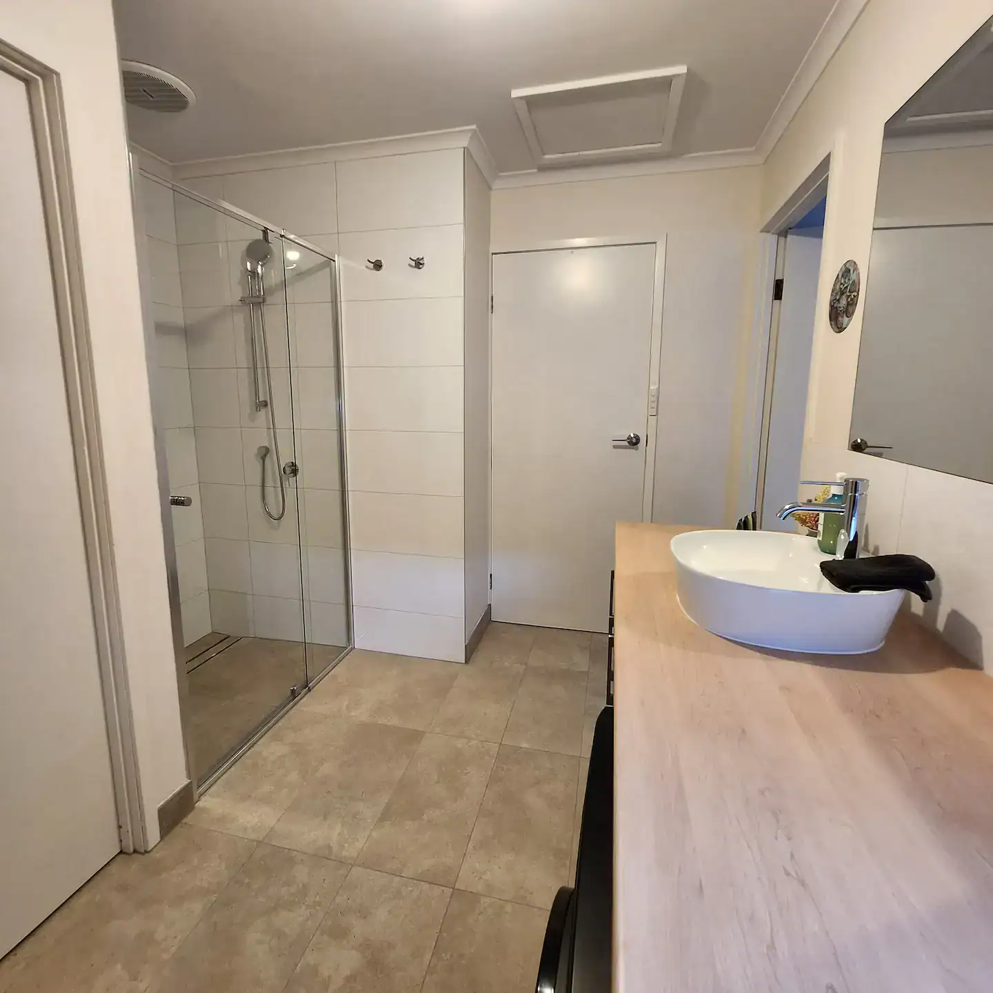 full bathroom 6