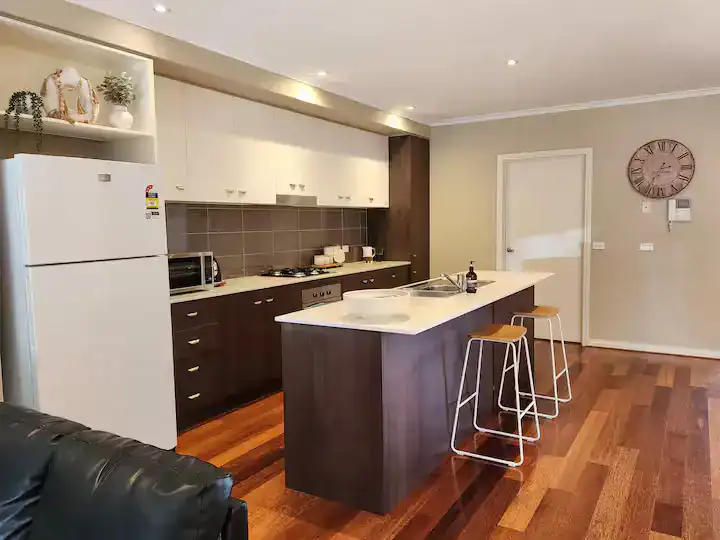 lbarza spacious 4br 2 storey family home 5